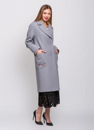 Пальто женское серое демисезонное с накладными карманами и вышивкой