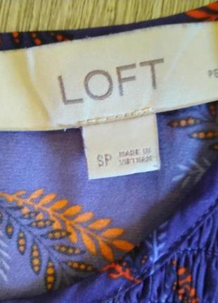 Яскрава стильна блуза loft petites з рюшами і кокеткою на резинці. розмір s.2 фото