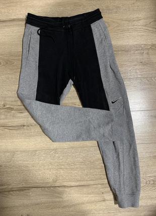 Купить Серые спортивки Nike — недорого в каталоге Спортивные штаны на ...
