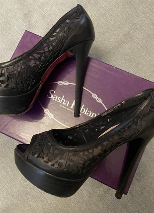 Брендові босоніжки