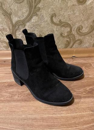 Замшевые ботинки на небольшом толстом каблуке, на резинке