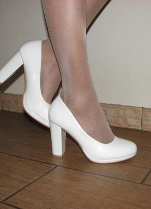Белые нарядные женские туфли для невесты на устойчивом каблуке размер1 фото