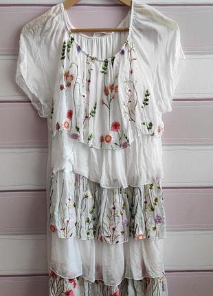 Платье с вышивкой