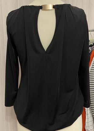 Блуза черная сзади с декором