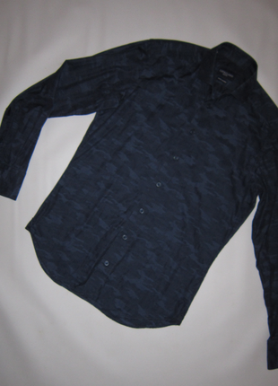 Стильная рубашка камуфляжный принт в оттенках синего цвета итальянский бренд