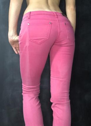Модные розовые джинсы с заниженной талией3 фото