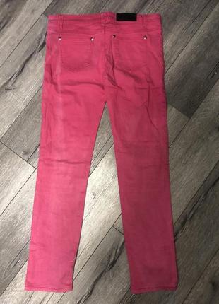 Модные розовые джинсы с заниженной талией7 фото