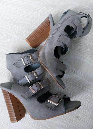 Босоножки женские