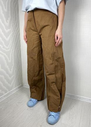 Sarah pacini брюки классические прямые клеш палаццо с пуговицами защипами коричневые хлопковые базовые брендовые2 фото
