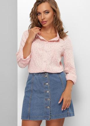 Жіноча сорочка з лляної тканини.