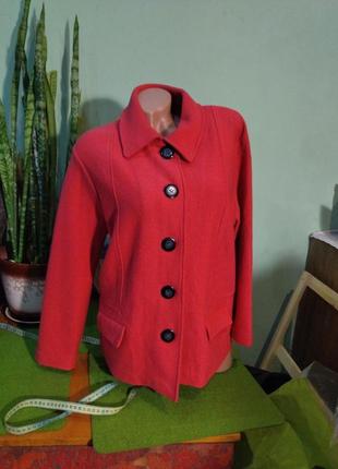 Зручний трикотажний жакет малинового кольору