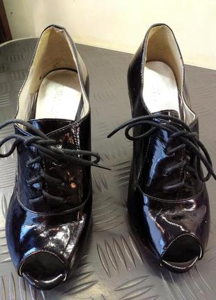 Ботильйони, черевики, туфлі з відкритим носком лак від staccato2 фото