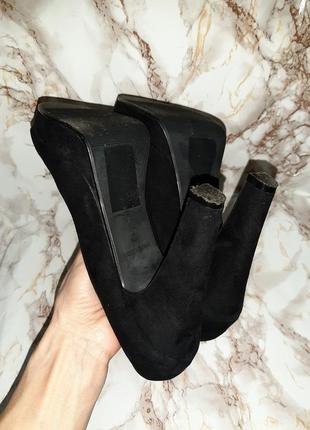 Чорні туфлі на високому каблуці і товстій підошві10 фото