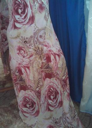 Платье-макси с асимметричным низом и принтом роз от laureen2 фото