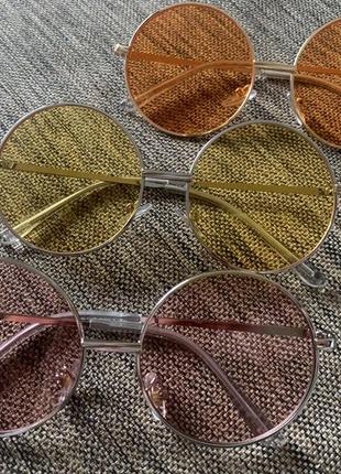 Яркие очки с цветными линзами