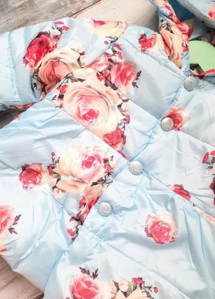 Демисезонная куртка для девочки с цветочным принтом.4 фото