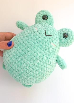 В'язана плюшева іграшка «жаба»