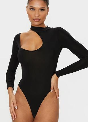 Черное облегающее боди с длинными рукавами и вырезом prettylittlething
