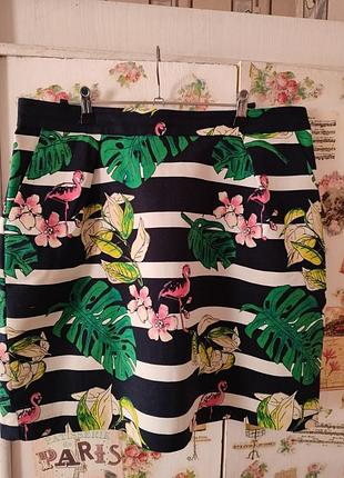 Юбочка с тропическим принтом на подкладке.