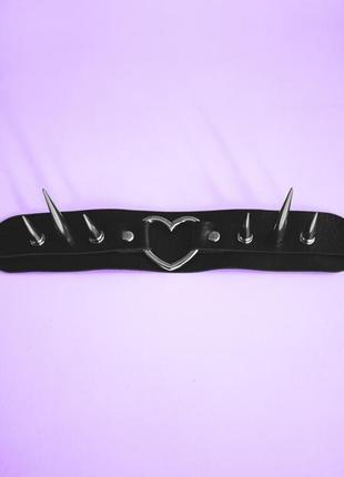 Чорний чокер з металевим серцем та довгими шипами3 фото