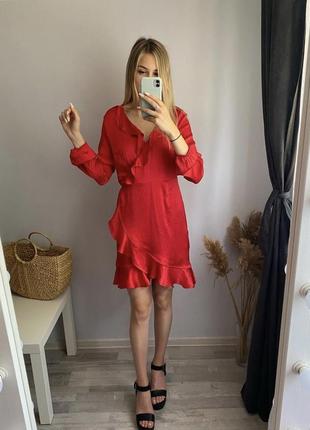 Красное платье на запах с рюшами6 фото