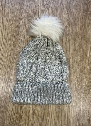 Серая шапка с белым помпоном
