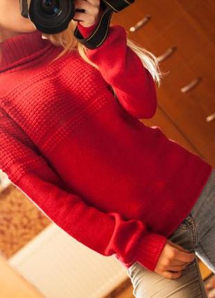 Яскравий, дуже красивий светр