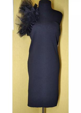 Плаття primark чорне на одне плече, з шикарно прикрашеною проймою.