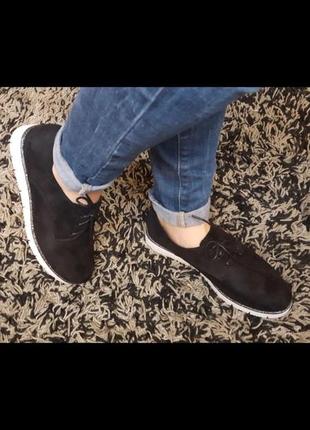 Черные женские туфли на шнурказ на белой подошве1 фото