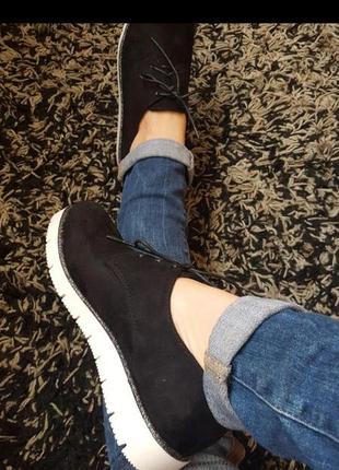 Черные женские туфли на шнурказ на белой подошве3 фото