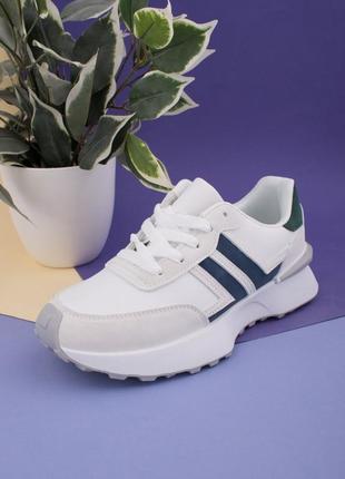 Стильні білі кросівки на платформі товстій підошві модні кроси