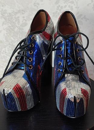 Чудові яскраві ботильйони в стилі jeffrey campbell