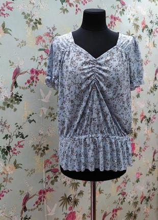 Блакитна блуза, футболкп в дрібний кольорів