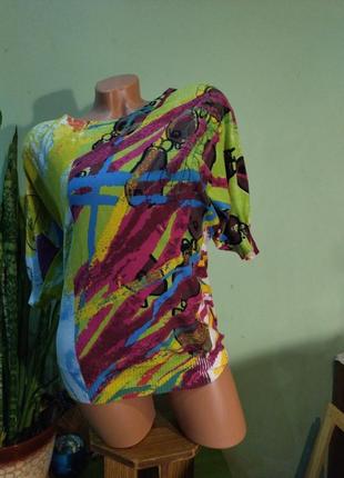 Очень красивая акцентная футболка от фирмы desigual