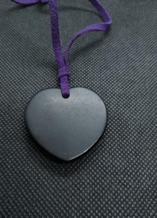 Подвеска кулон из пластика сердце на ленточке4 фото