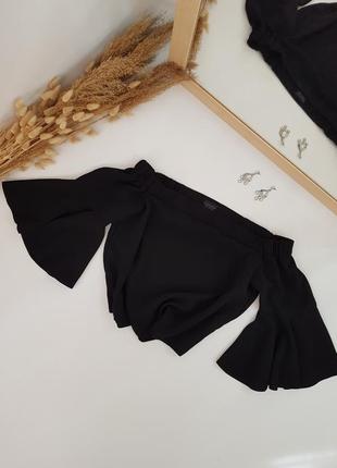 Черная блуза с открытыми плечами на резинке рукава три четверти с воланами