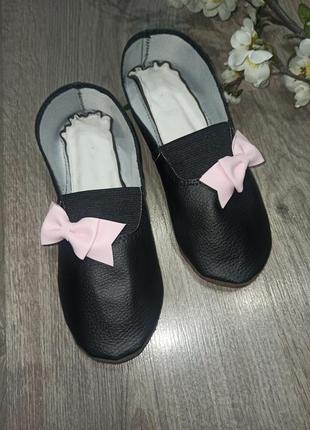 Черные чешки с розовыми бантами, размеры от 11см до 30см
