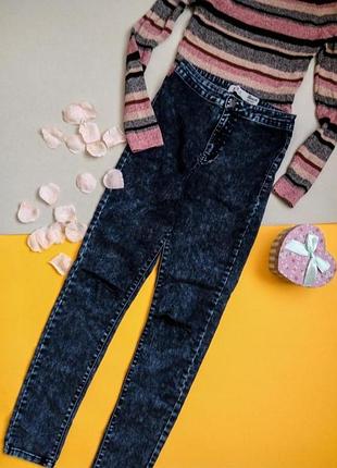 Джинсы на высокой посадке с разрезами на коленях
