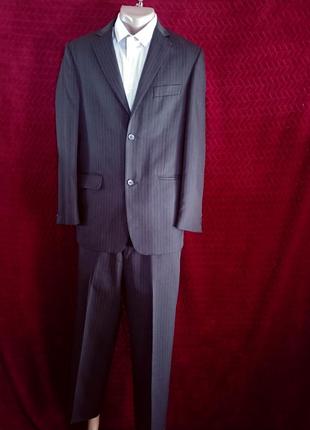 Класичний чоловічий костюм