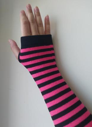 Высокие перчатки до локтя полосатые митенки в черную малиновую полоску рукава гетры на руки готика эмо панк косплей аниме1 фото