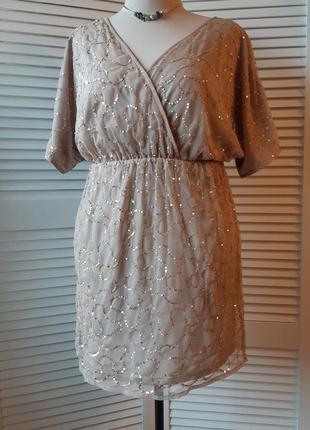 Нарядное платье цвета капучино, оверсайз с узорами в пайетки по фатину boohoo3 фото