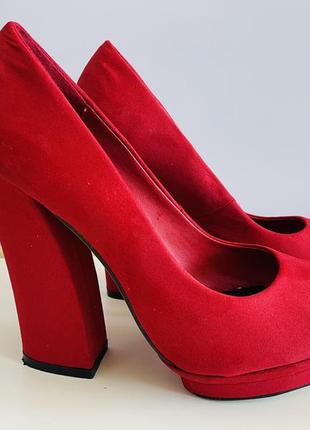 Червоні туфлі. каблук. платформа. parfois.