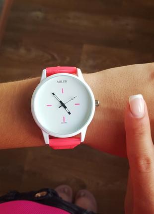 Малиновий жіночий годинник з ремінцем силіконовим