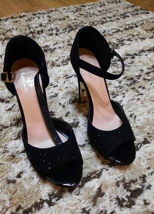 Босоніжки на підборах, стильні.