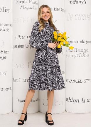 Чорно-біла розкльошена сукня на кулісці