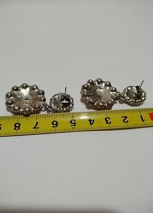 Серьги в серебряном цвете с кристаллами.5 фото