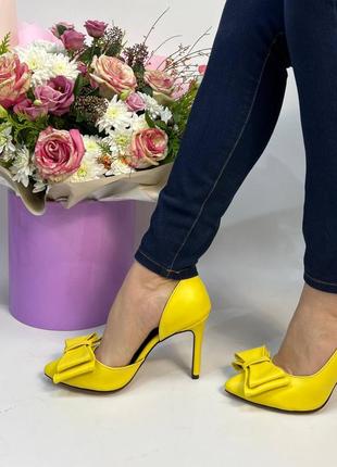 Женские туфли лодочки на обтягивающей шпильке 10см в желтой коже2 фото