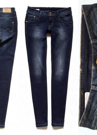 Джинсы  из  плотного стрейчевого джинса от clockhouse