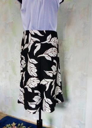 Черная 100% льняная юбка миди в белые цветы,принт,а силуэт,колокол, деревенский стиль.3 фото