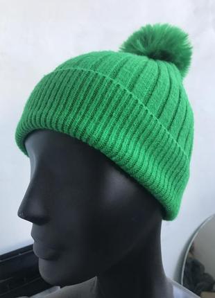 Зелёная модная шапка